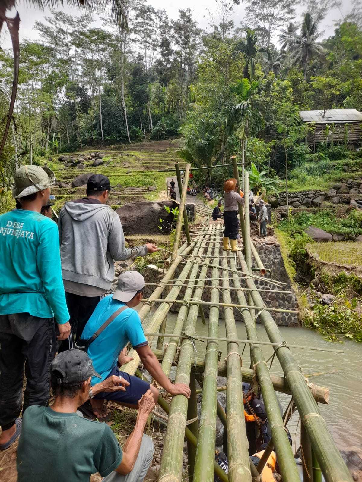 Akses Terputus, Polisi dan Warga Bangun Jembatan Darurat di Ciwarunga Garut